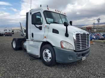  Salvage Freightliner Cascadia 1