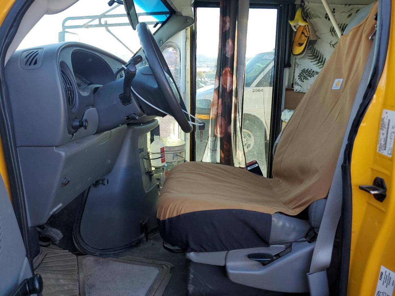 Ford Econoline E350 Super Duty Cutaway Van Image 7