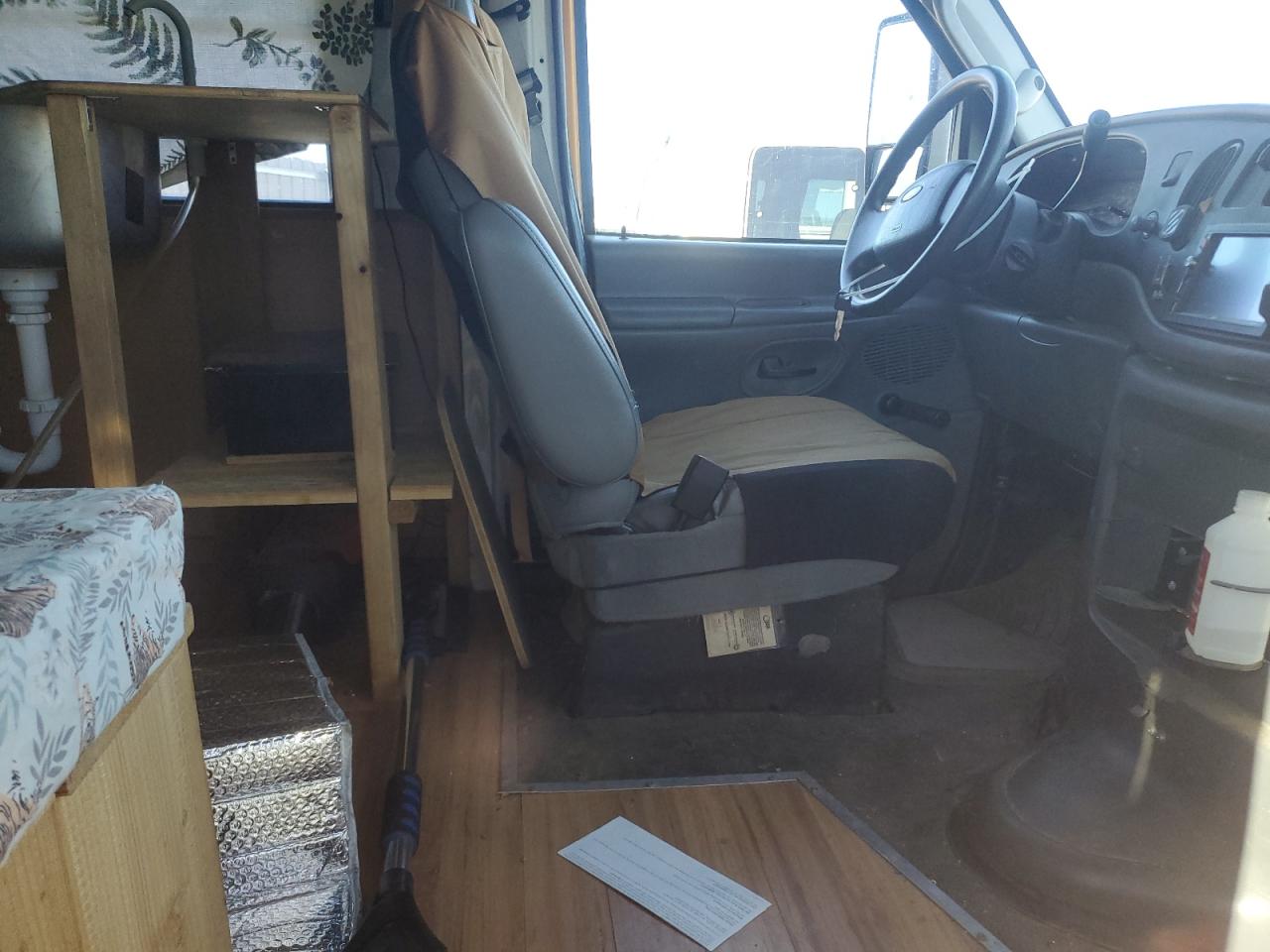 Ford Econoline E350 Super Duty Cutaway Van Image 12