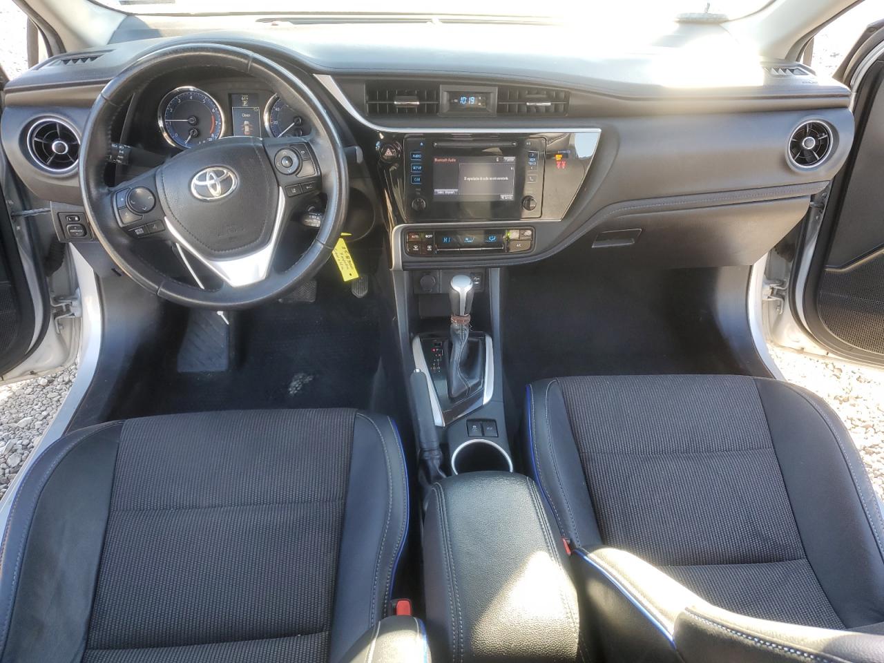 Toyota Corolla L Image 8