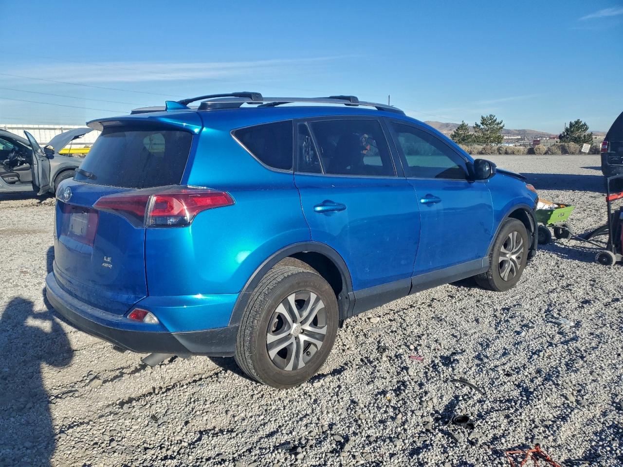 Toyota RAV4 Le Image 4