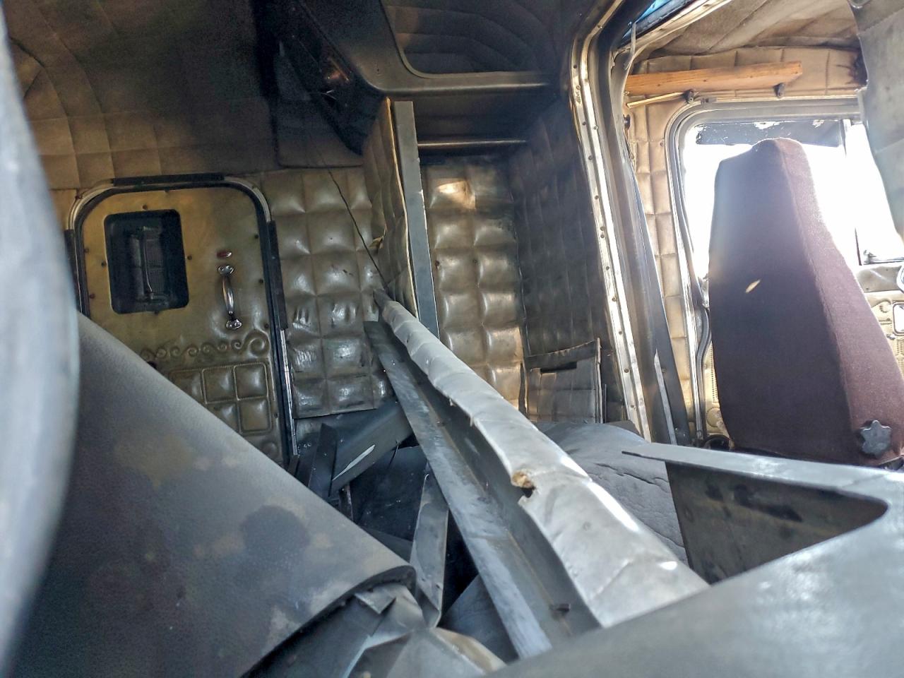 Peterbilt 382 Image 6