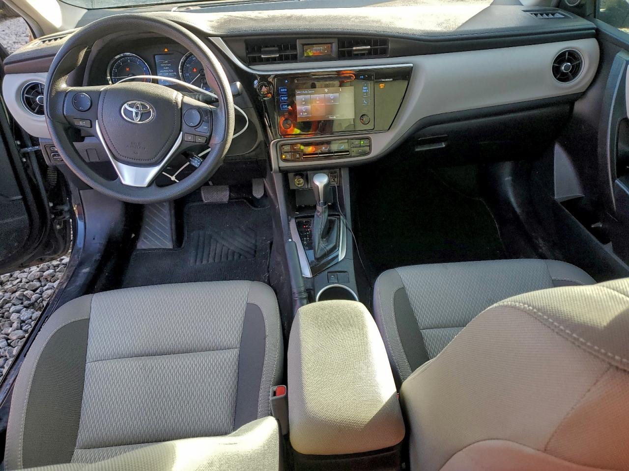 Toyota Corolla L Image 8