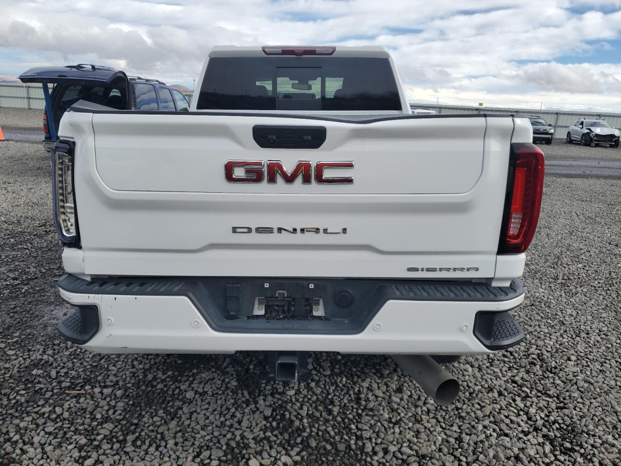 GMC Sierra K2500 Denali Image 9