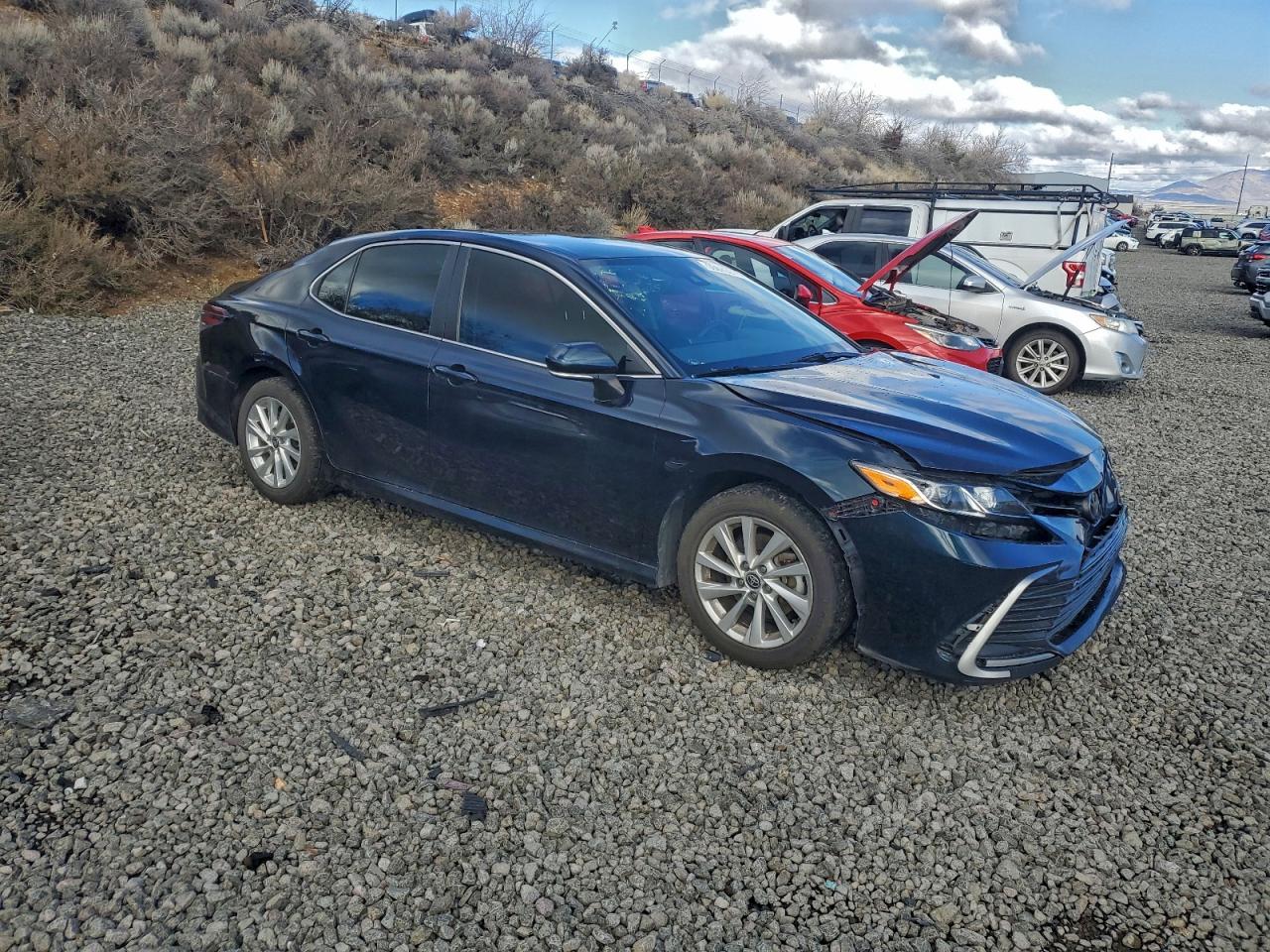 Toyota Camry Le Image 3