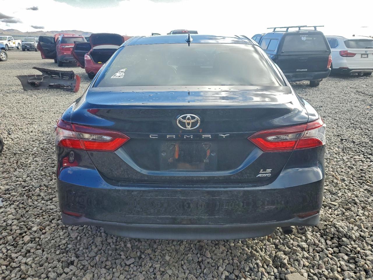 Toyota Camry Le Image 6