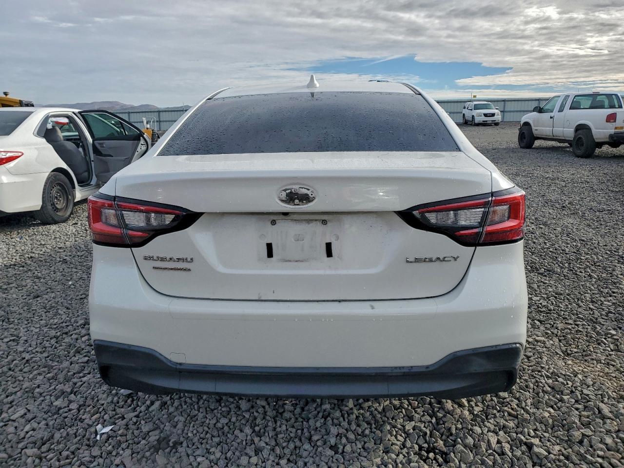 Subaru Legacy Premium Image 4