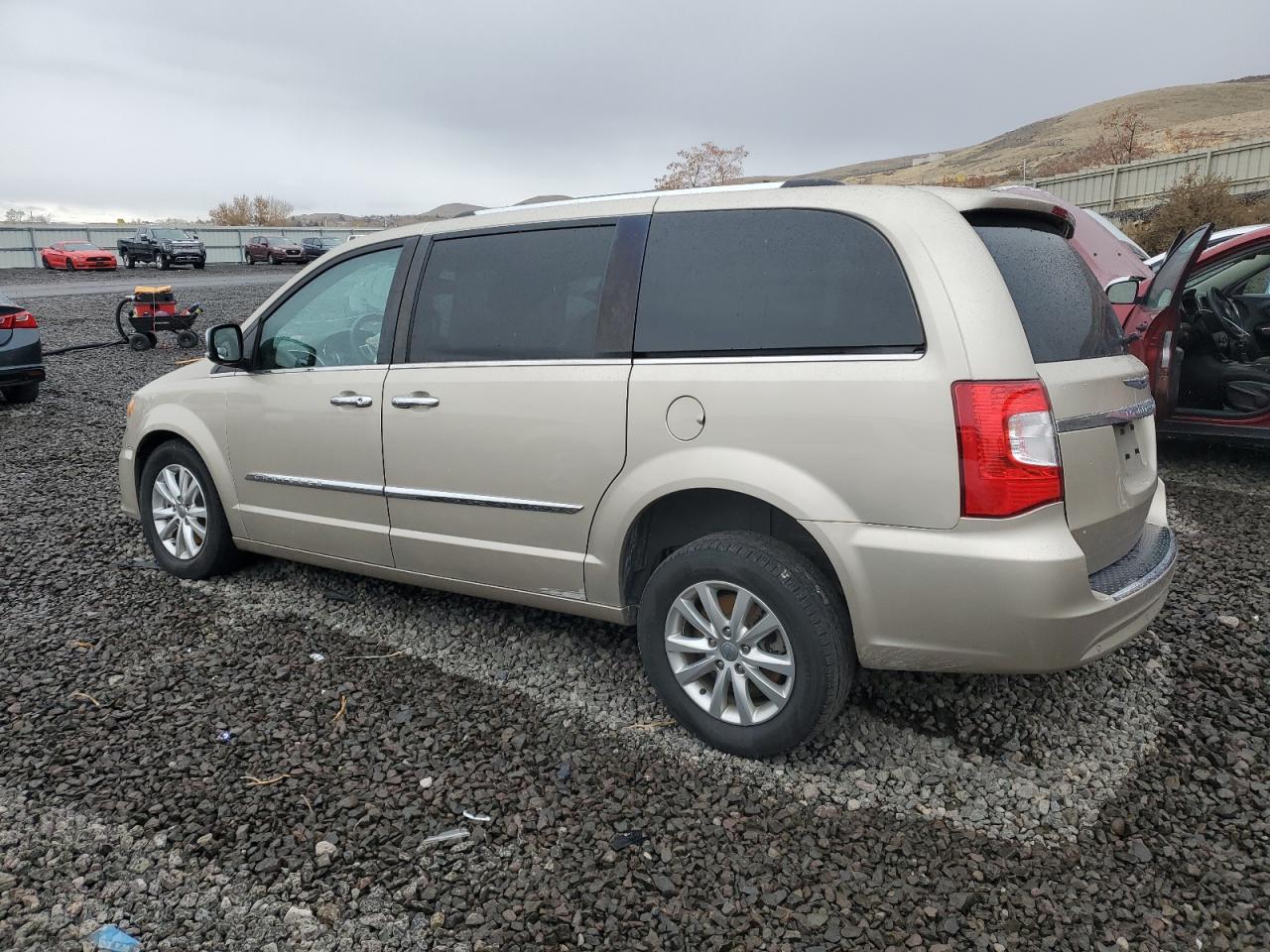 Chrysler Minivan Limited Platinum Image 4