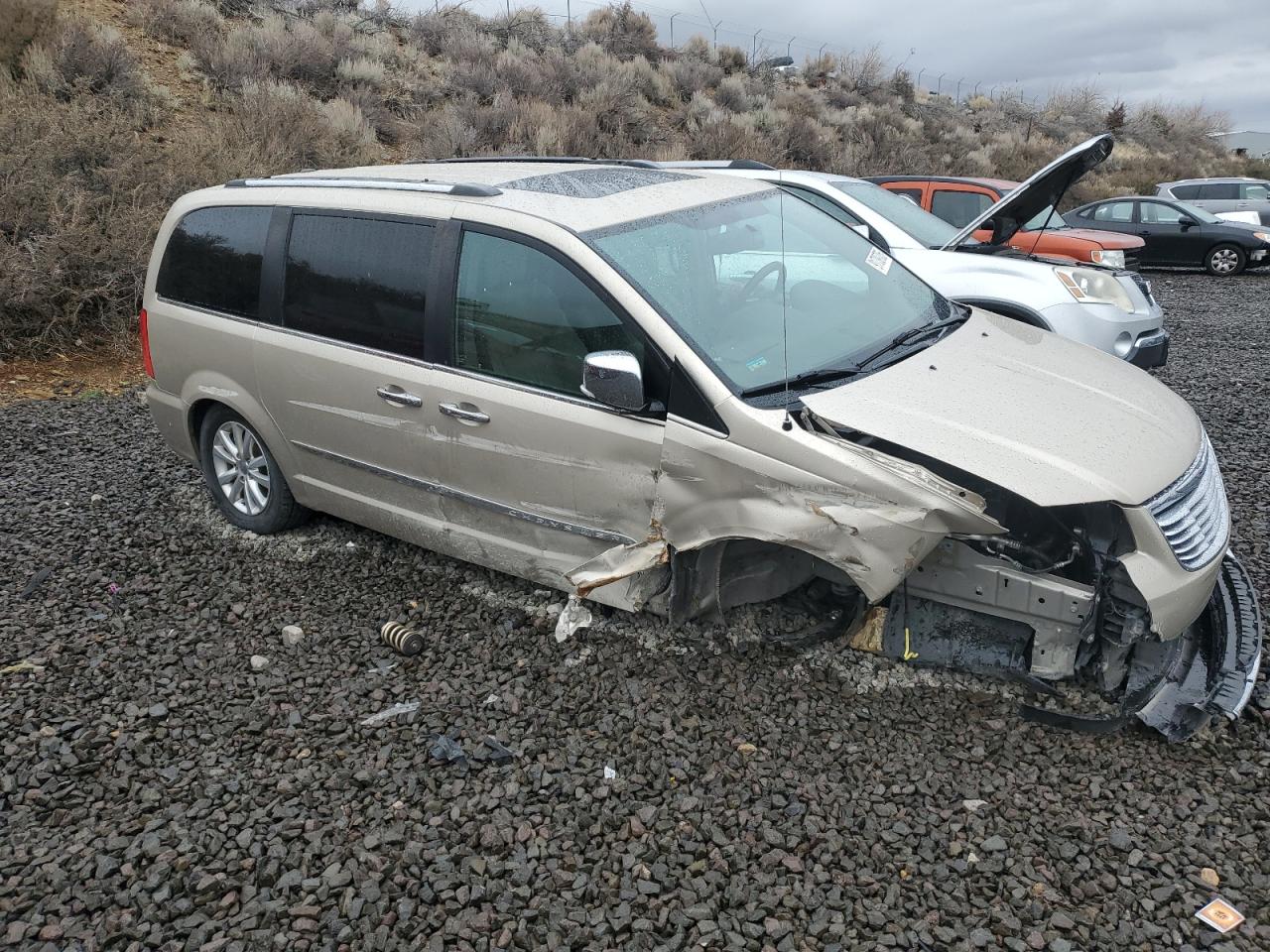 Chrysler Minivan Limited Platinum Image 2