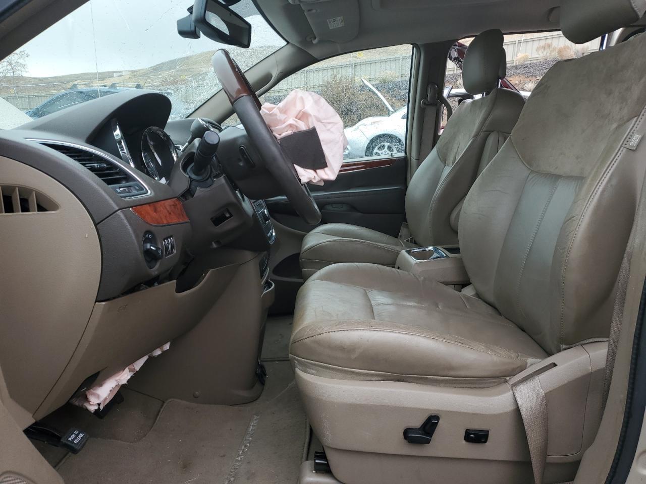 Chrysler Minivan Limited Platinum Image 6