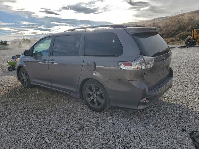 Toyota Sienna Sport Image 8