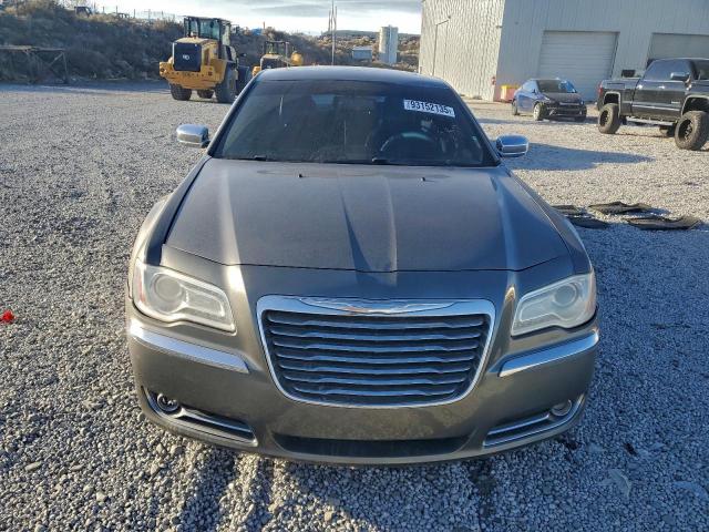 Chrysler 300 Limited Image 8