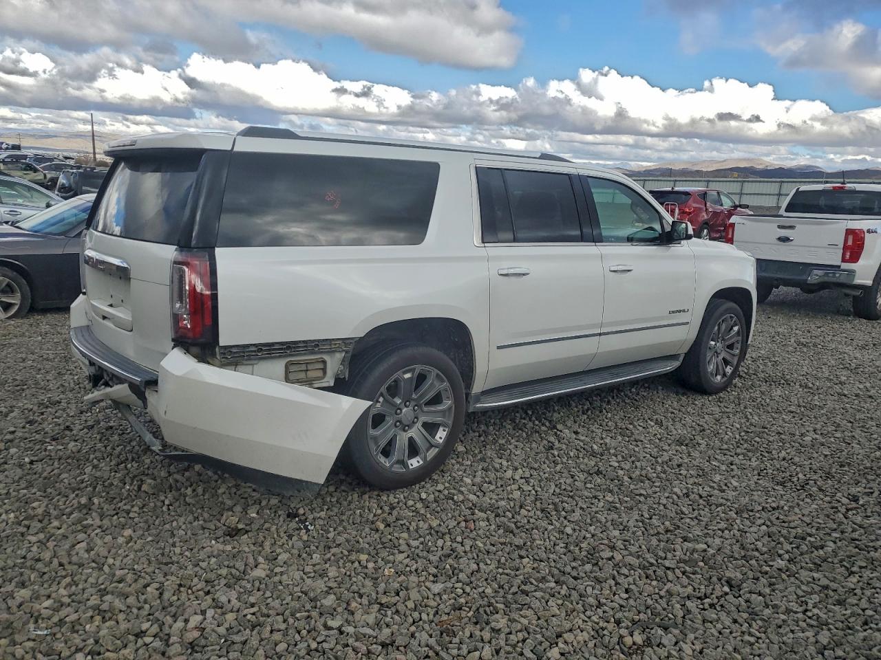 GMC Yukon Denali Image 2