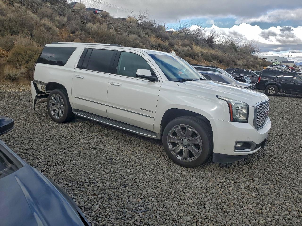 GMC Yukon Denali Image 6