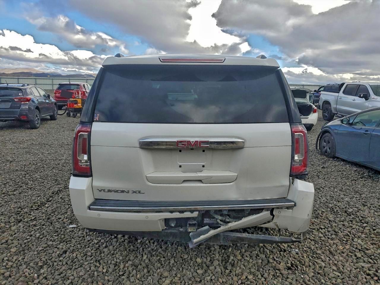 GMC Yukon Denali Image 3