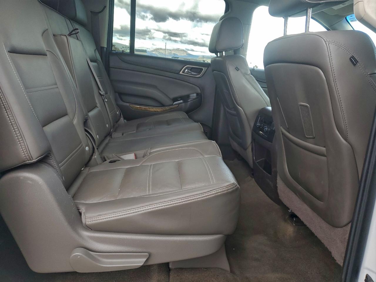 GMC Yukon Denali Image 8