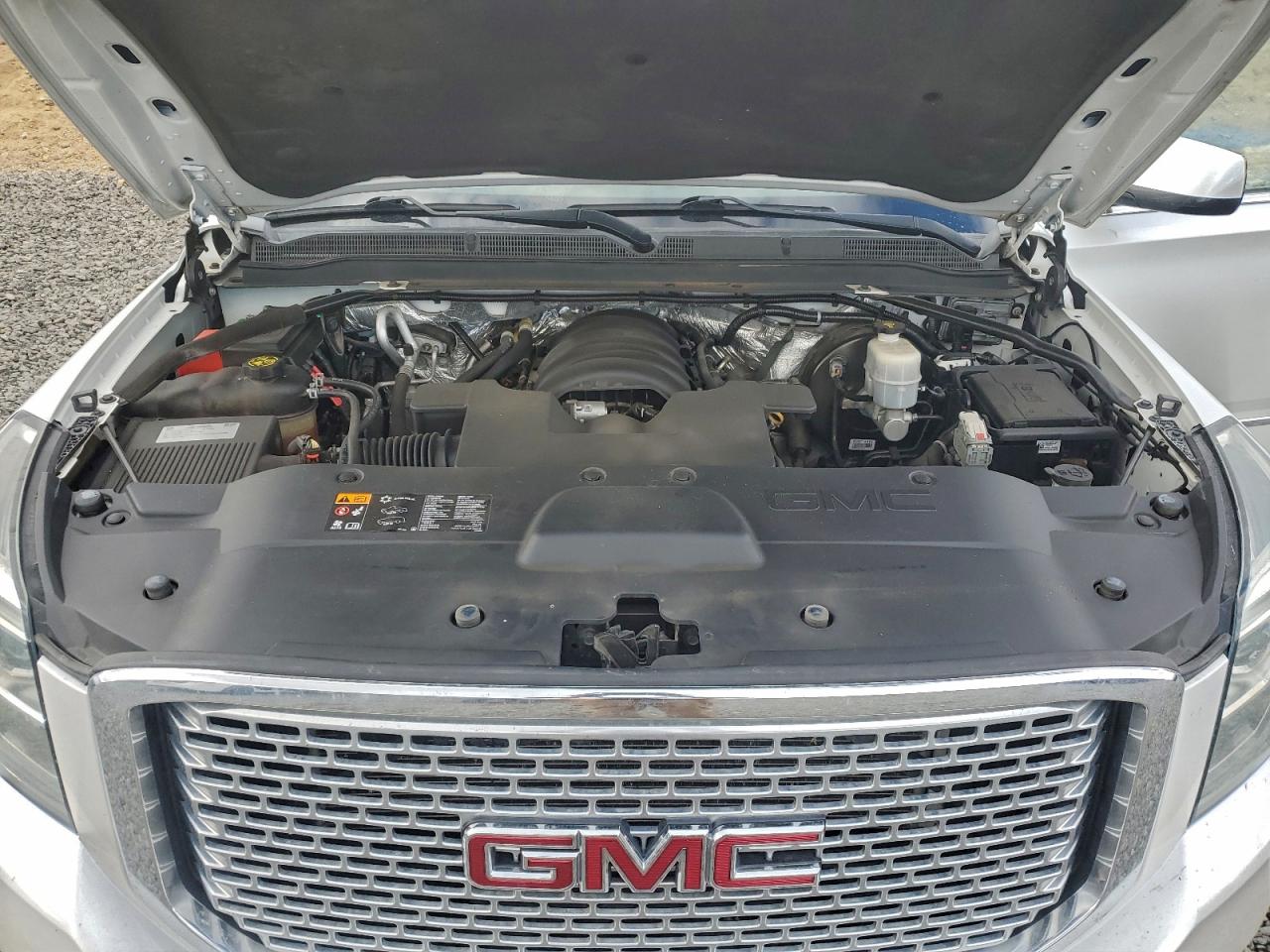GMC Yukon Denali Image 13