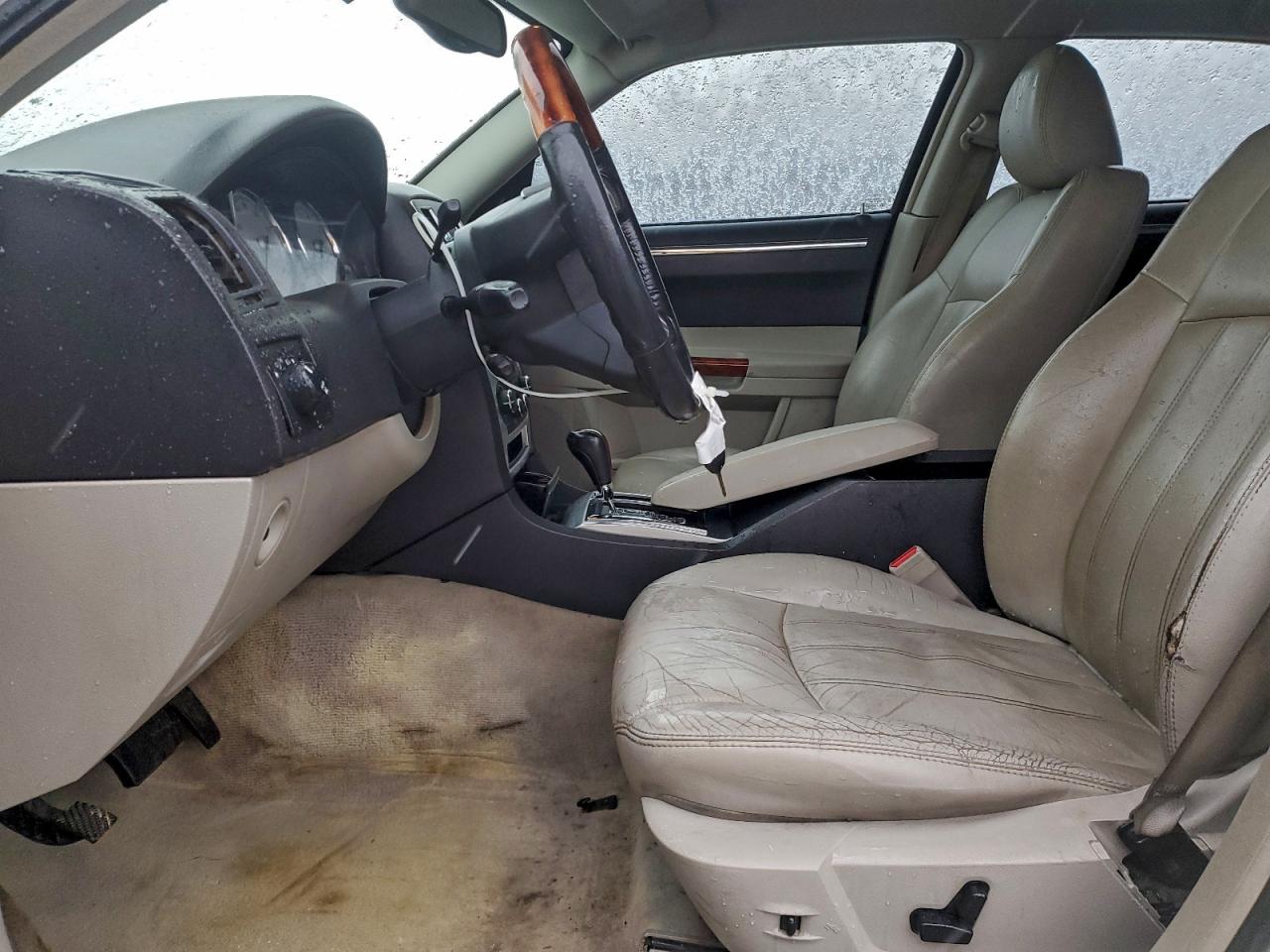 Chrysler 300 Image 8