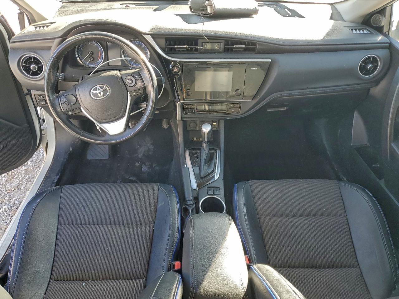 Toyota Corolla L Image 2