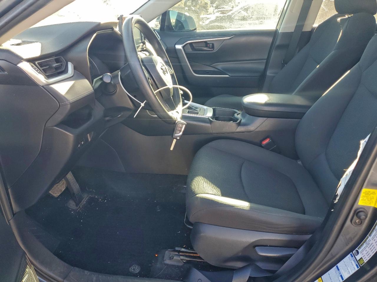 Toyota RAV4 Le Image 11