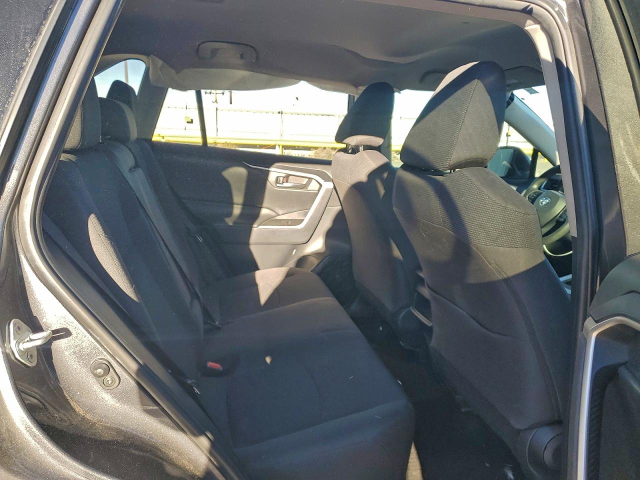 Toyota RAV4 Le Image 10