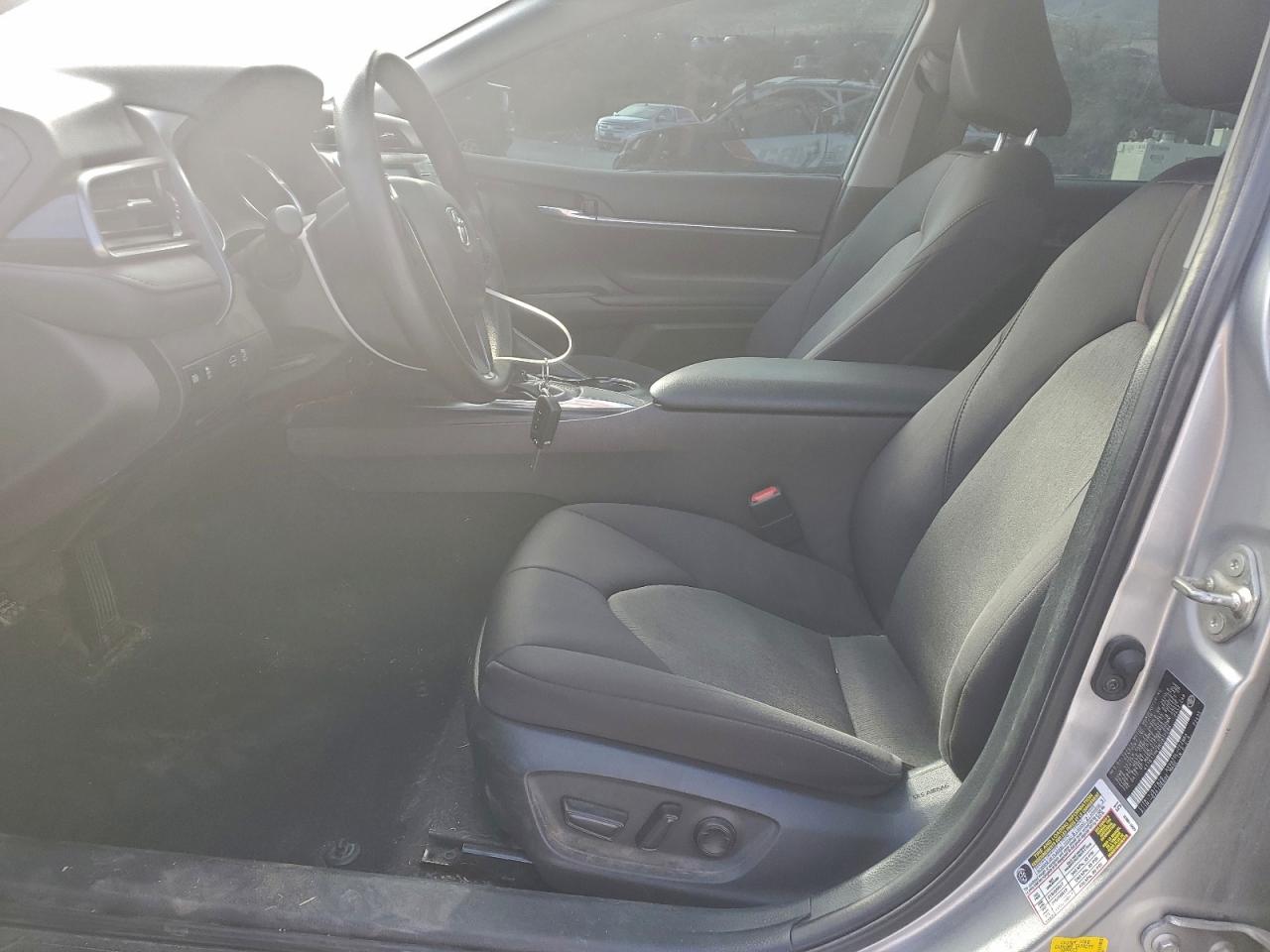 Toyota Camry L Image 8