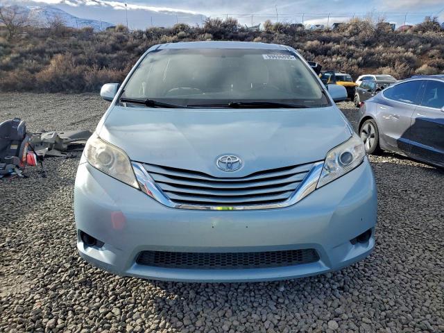 Toyota Sienna Le Image 5