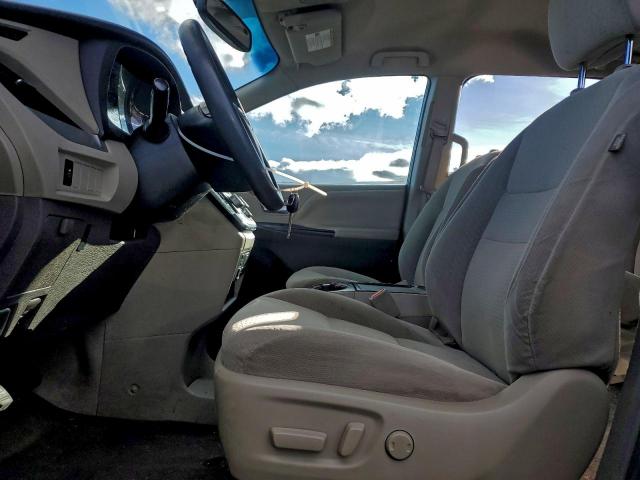 Toyota Sienna Le Image 4