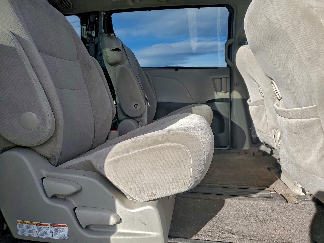 Toyota Sienna Le Image 9