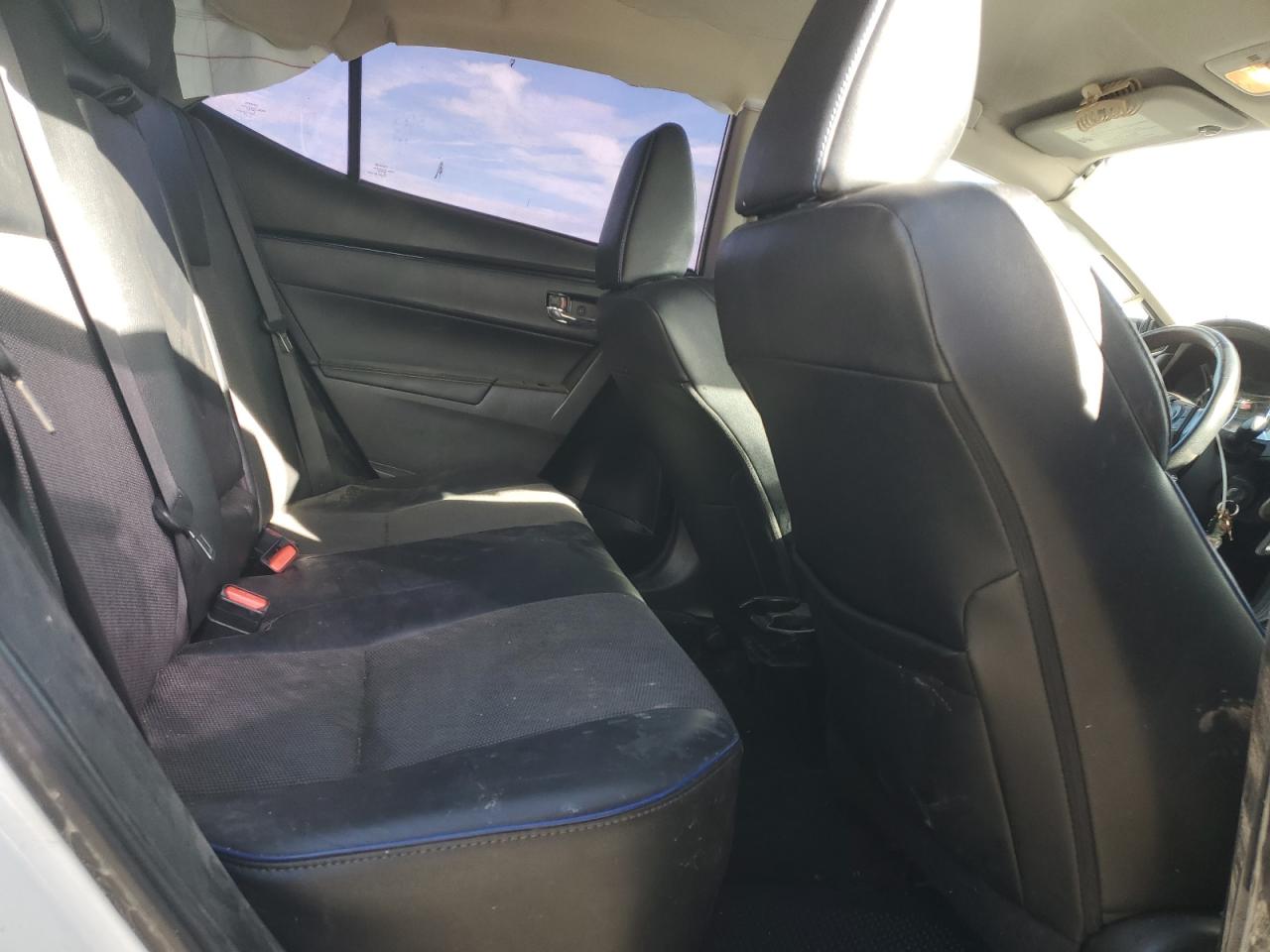 Toyota Corolla L Image 6