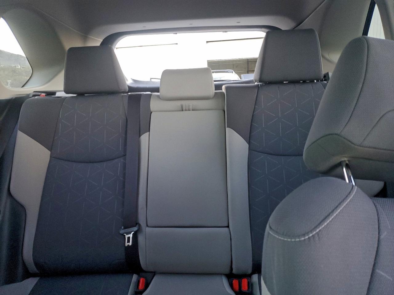 Toyota RAV4 Xle Image 13