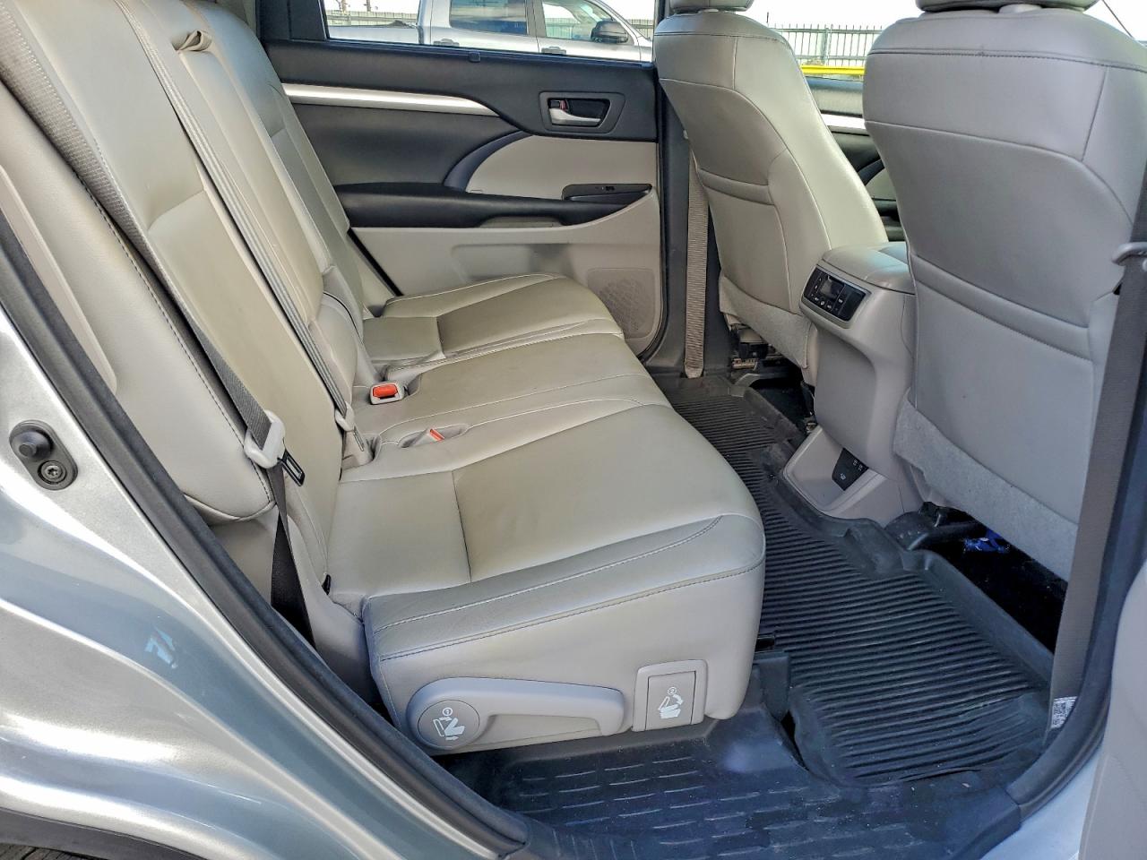 Toyota Highlander Se Image 9